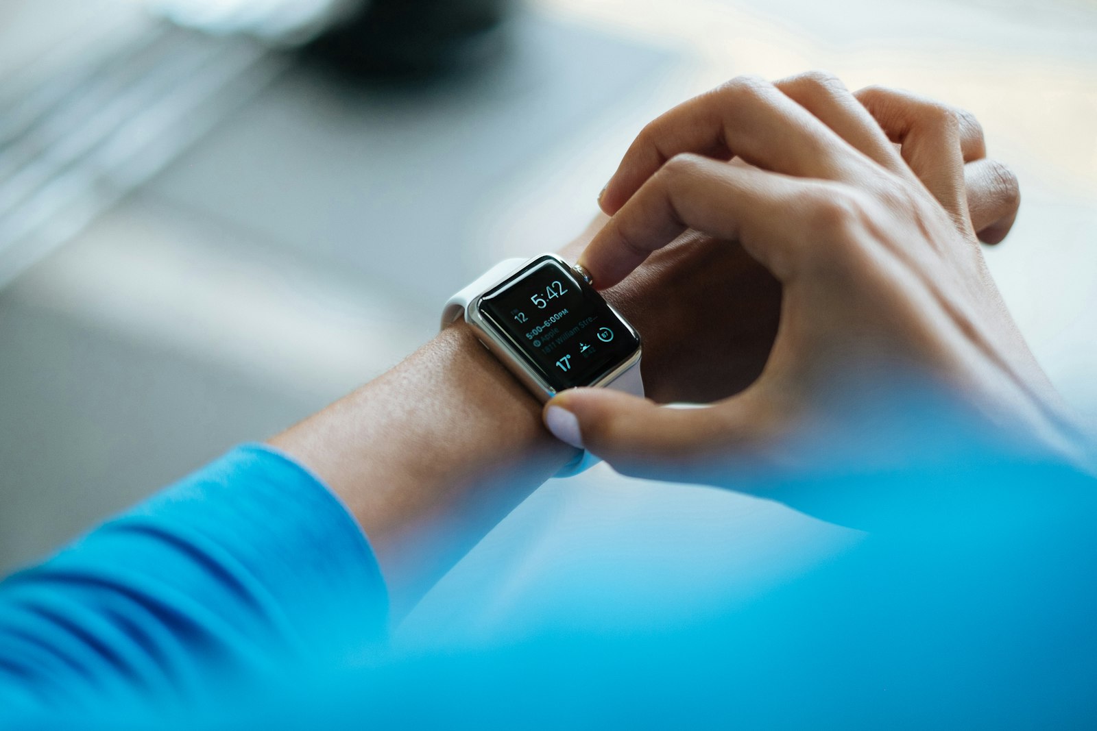 Apple Watchの画面を操作する手元｜耐水ロックと排水の操作