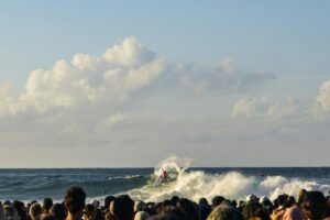 アジア大会サーフィン2026イメージ|観客が見守るコンテストのライディング