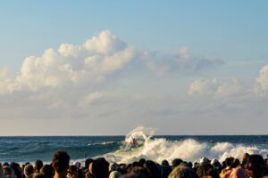 2026年秋のサーフィン大会観戦イメージ（ビーチに集まる観客）