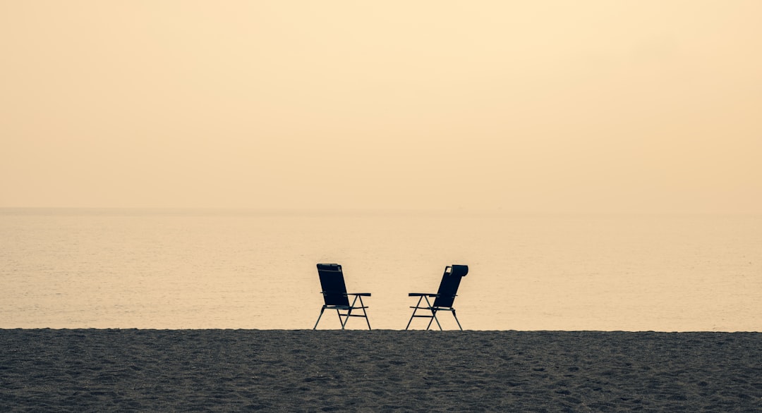 人の少ない秋の海のラインナップ