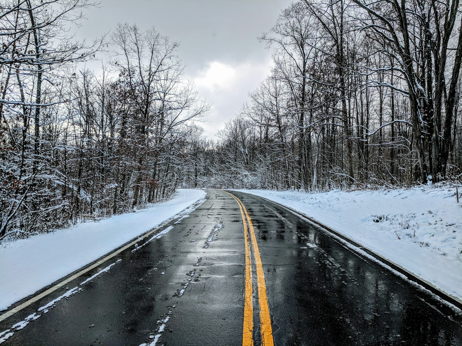 濡れたウェットと板を積んだ雪道・凍結路での制動距離と注意点