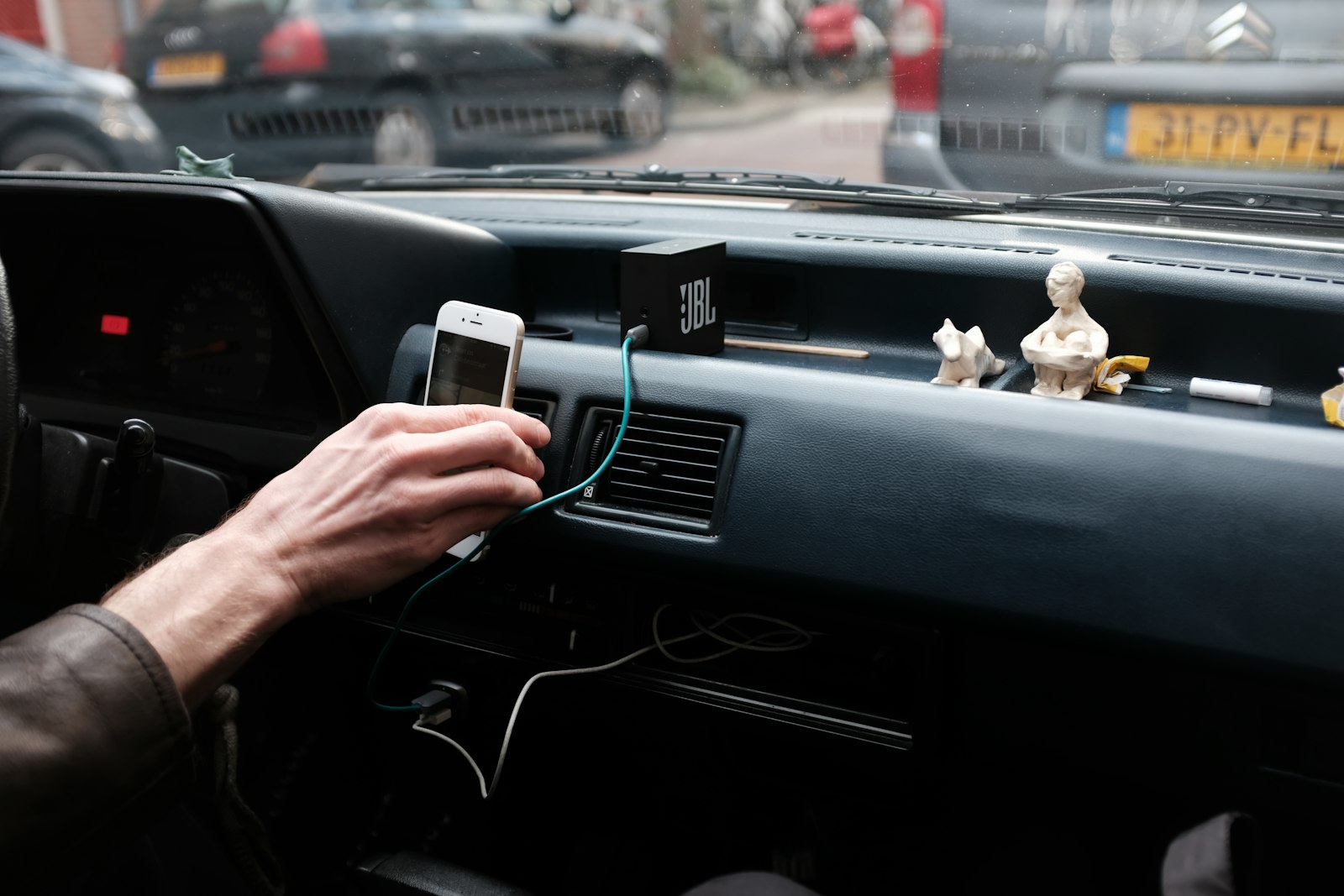 車のダッシュボードでの充電。シガーソケット走行充電のイメージ