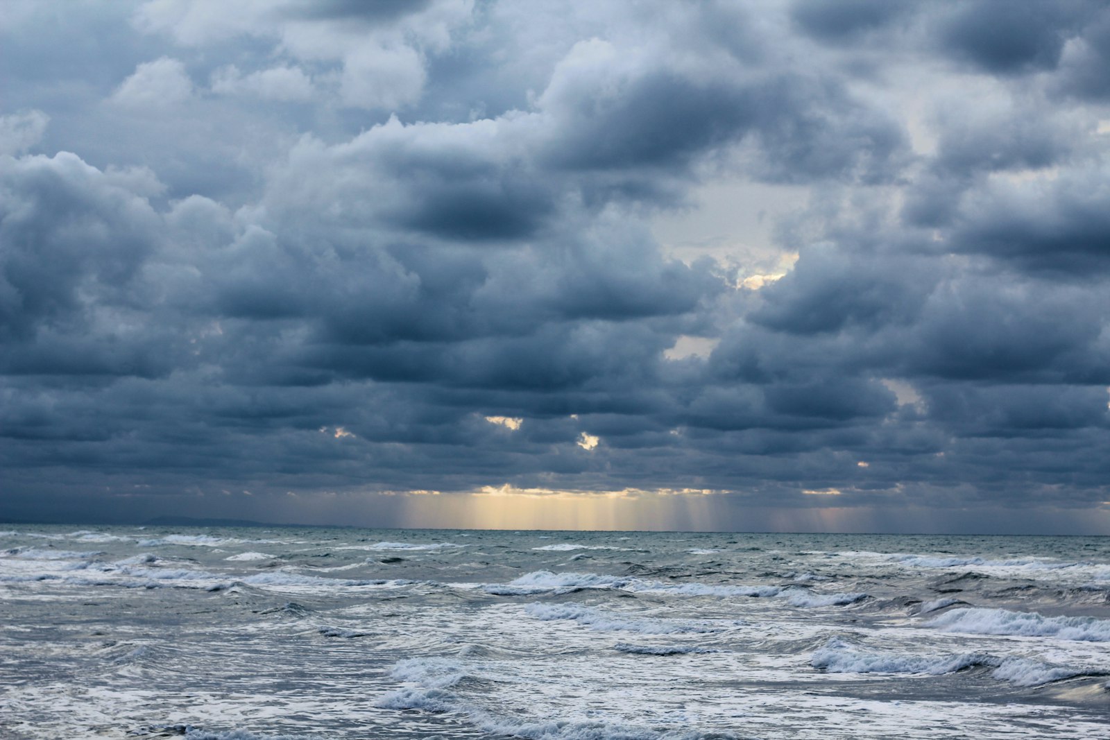 急に暗くなる海と黒い雲。積乱雲接近のサインが出たら即座に上がる判断を