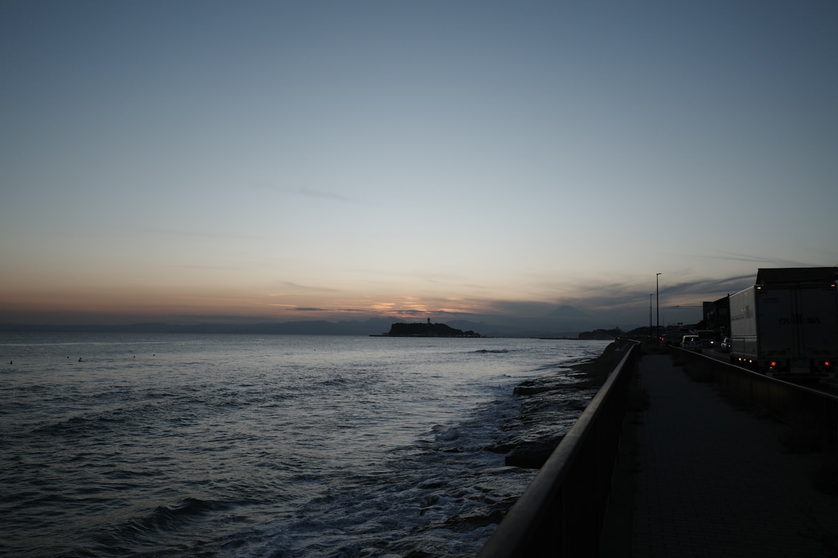 夕暮れの静かな海。俳句では土用波は夏の終わりを告げる季語として詠まれる