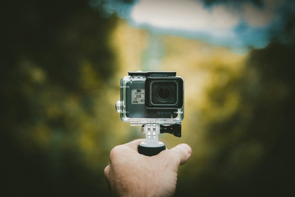 サーフィンでGoProは必要か？手に持ったアクションカメラとInsta360・iPhoneの比較