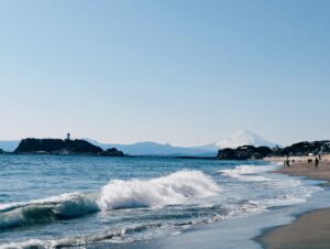 太平洋のうねりを受ける鹿島灘のサーフポイントでライディングするサーファー