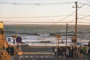 千葉・一宮の海でサーフィンを楽しむサーファーと波