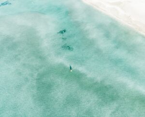 磯ノ浦のような遠浅ビーチの空撮イメージ