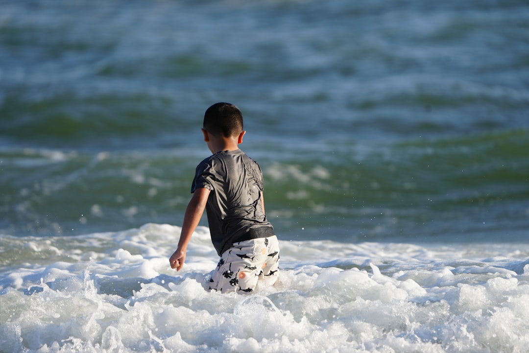 海の波の中で遊ぶ子供
