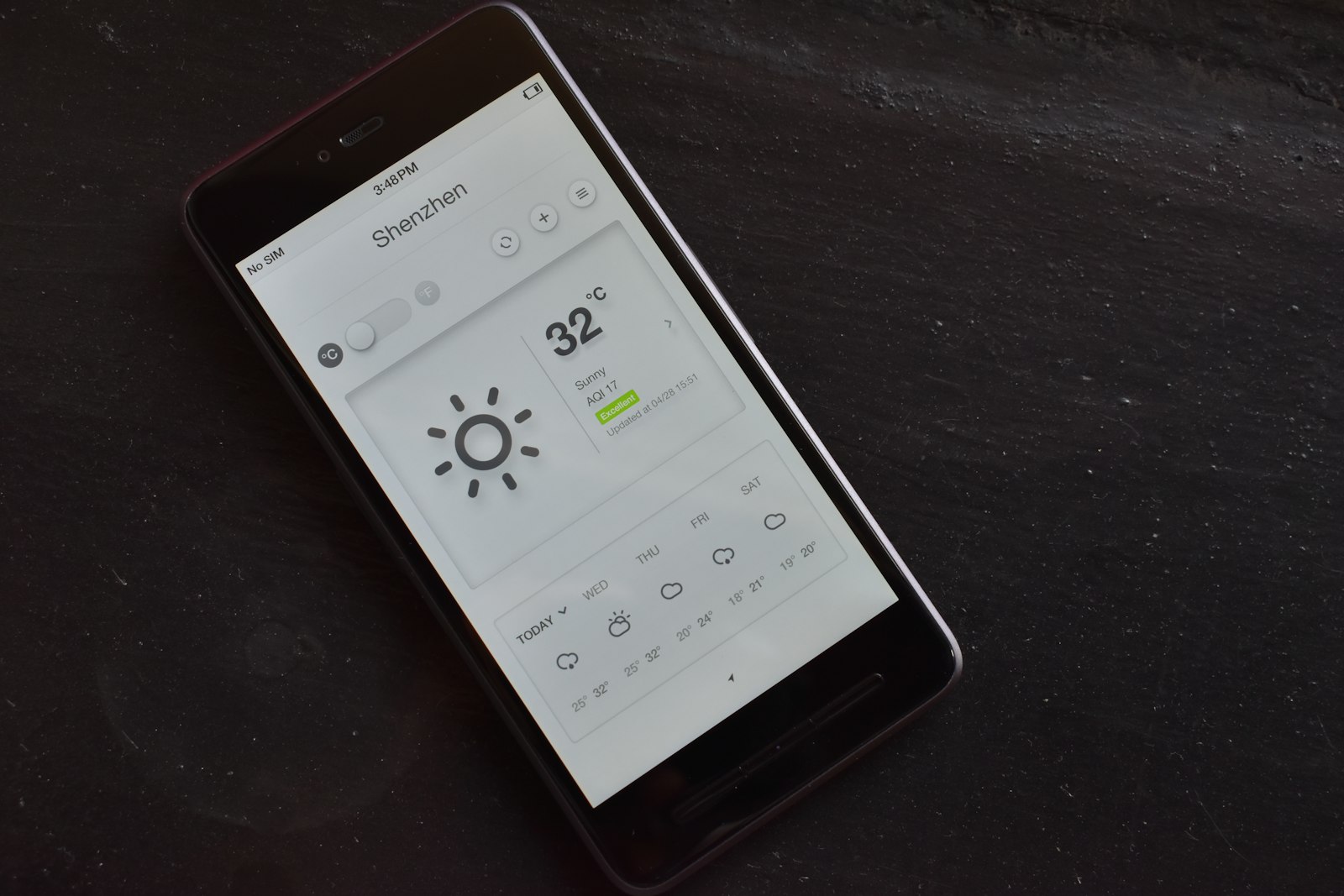 スマホの気象アプリで雷雲の接近をチェックするサーファーの入水前ルーティン