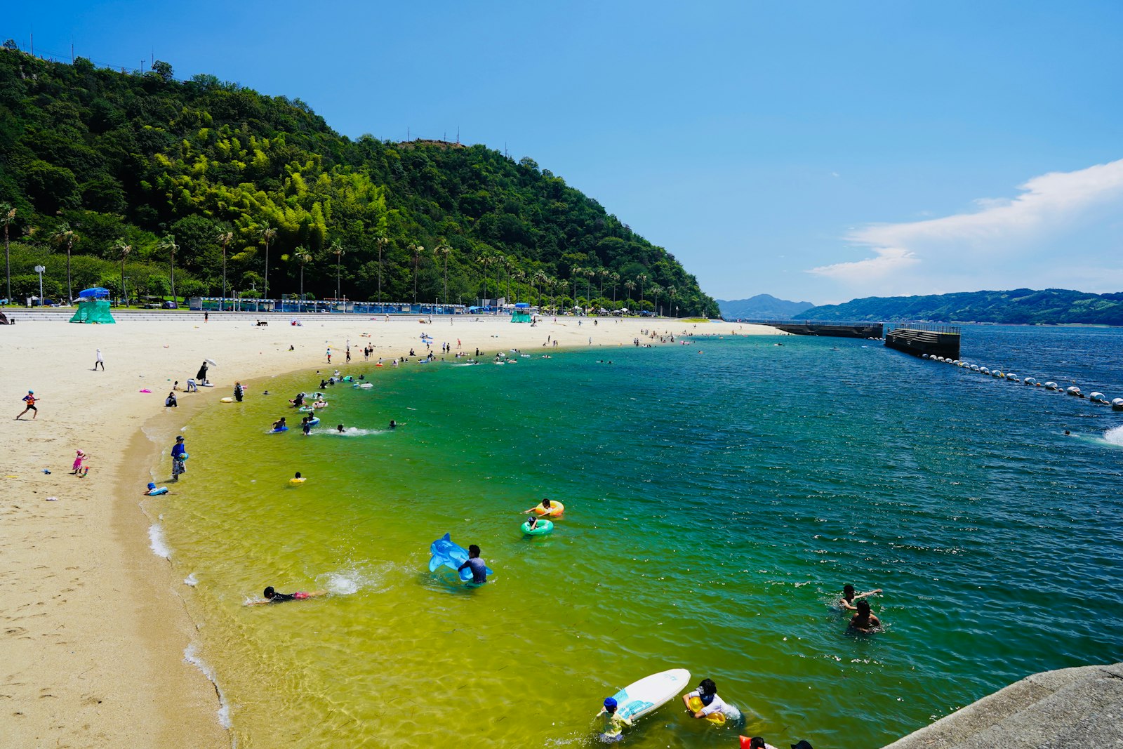 夏の海水浴シーズンで人が多いビーチ