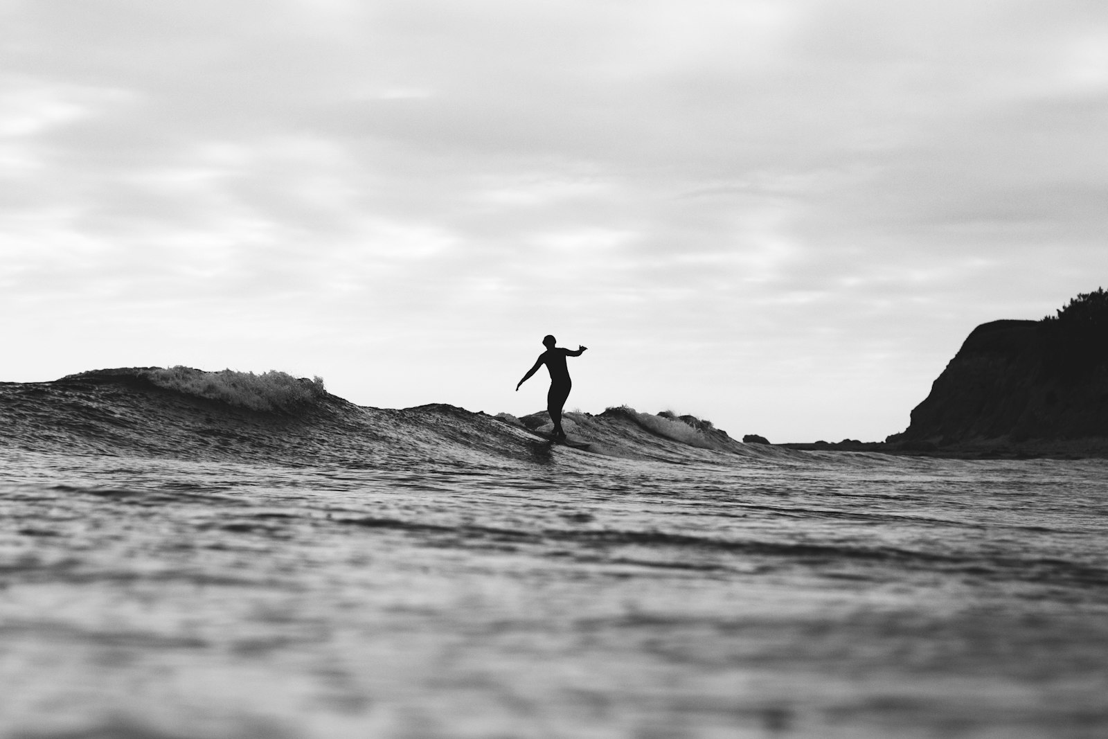 海水浴客とサーファーが混在する夏のビーチ