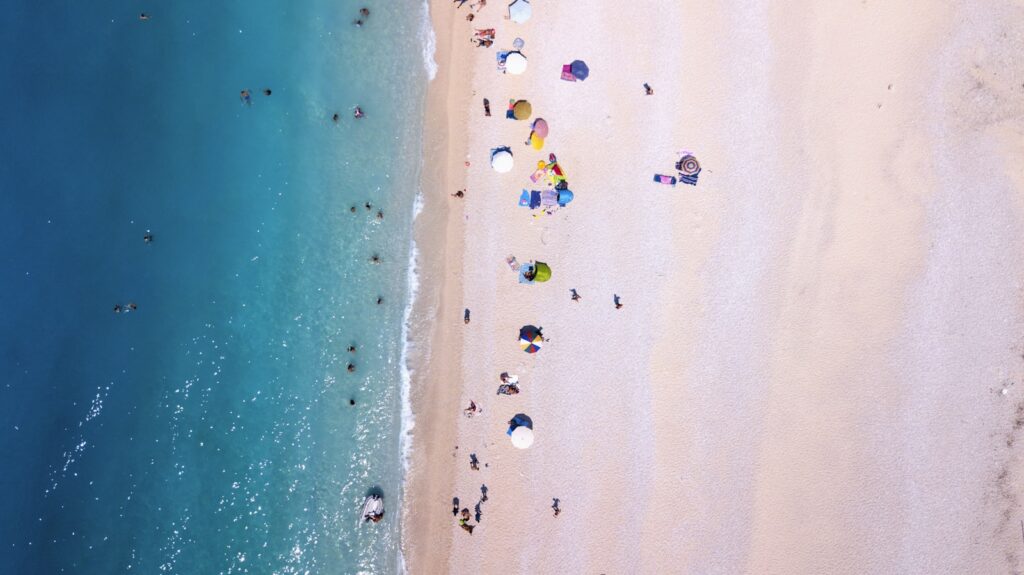 お盆で混雑する夏の海とサーフポイント