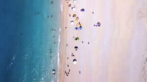 お盆で混雑する夏の海とサーフポイント