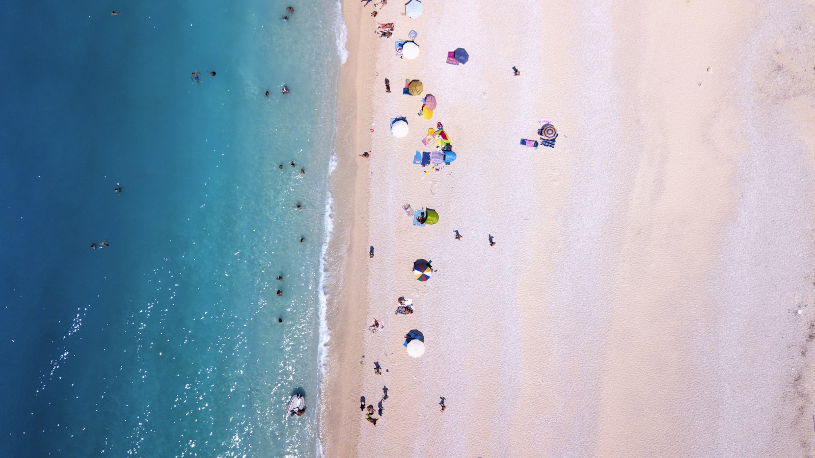 お盆で混雑する夏の海とサーフポイント