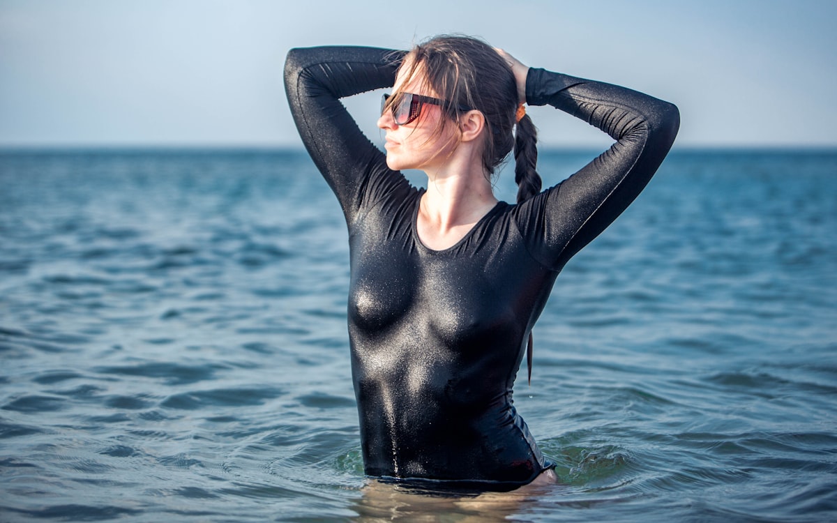 海でラッシュガードを着てクラゲや擦れから肌を守る様子