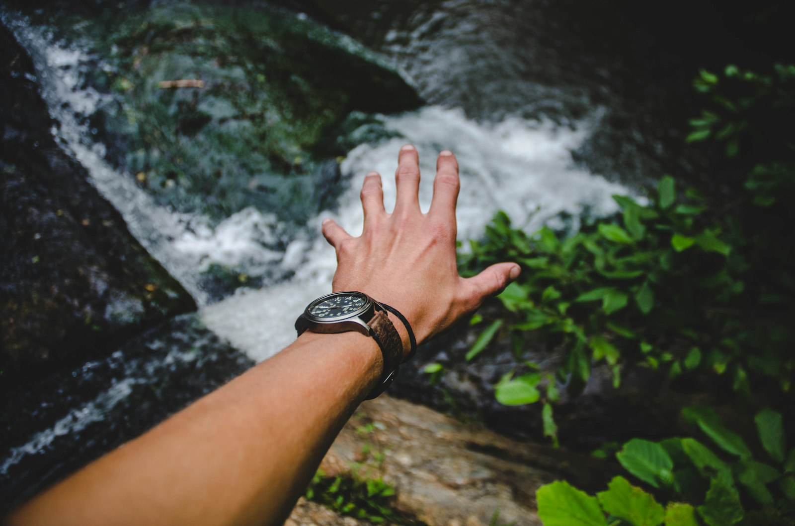 真水で洗い流すイメージ｜サーフィン後のApple Watchの塩抜きと乾燥