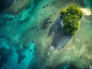 海底に砂が堆積したサンドバーの上で割れる波（サンドバー サーフィン 地形の解説イメージ）