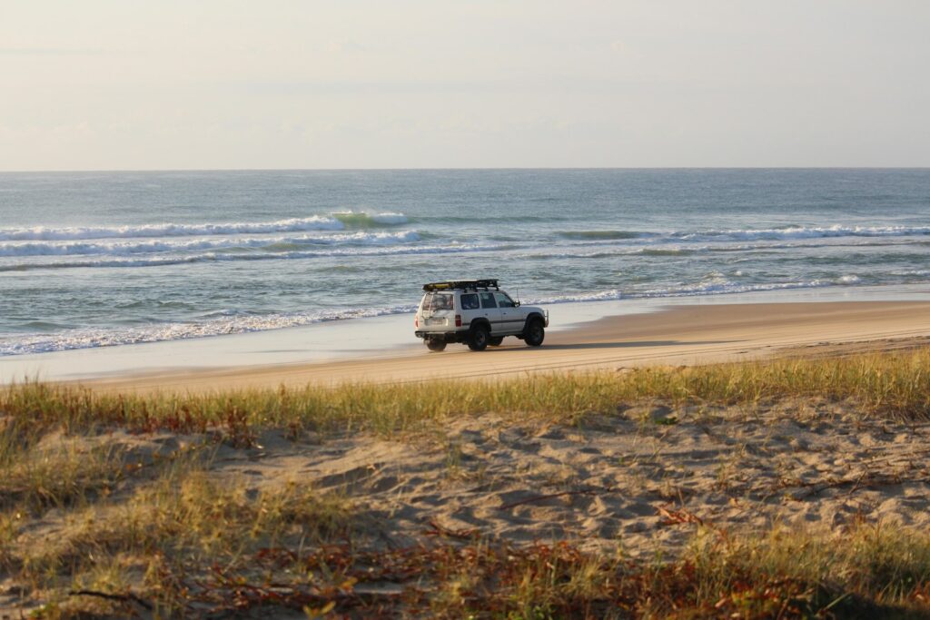海上がりにウェットスーツのまま車へ戻るサーファー