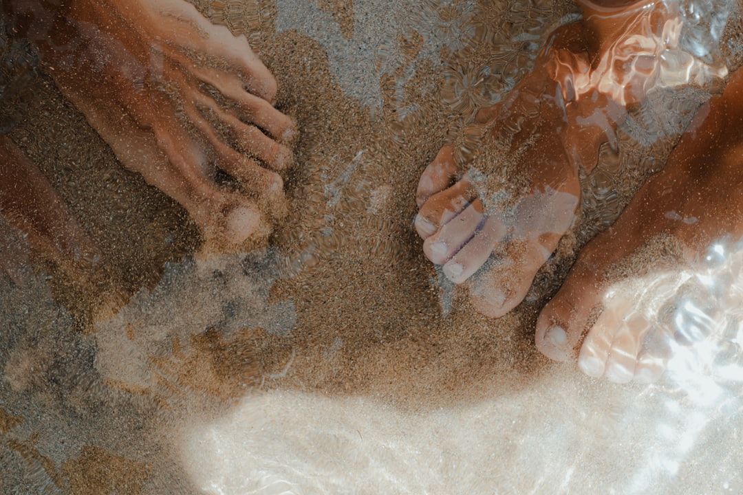 浅瀬をすり足で歩く｜エイを踏まないための予防策