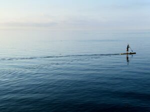 凪の海に浮かぶスタンドアップパドルボード