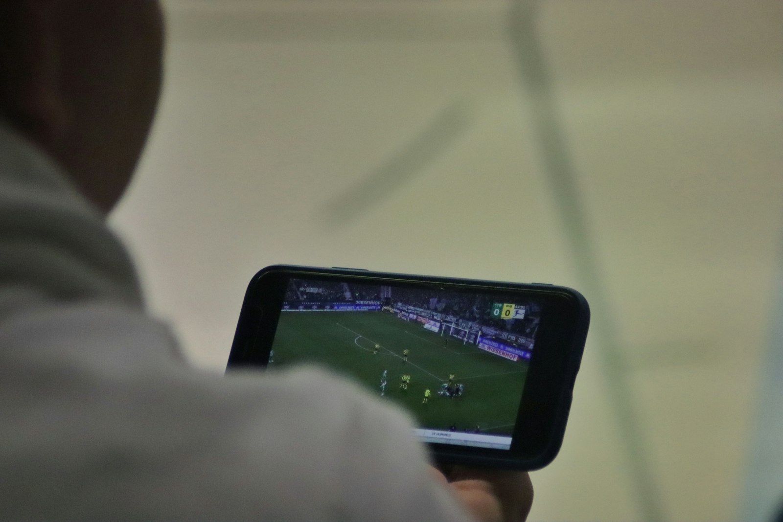 スマートフォンでスポーツのライブ配信を見る様子