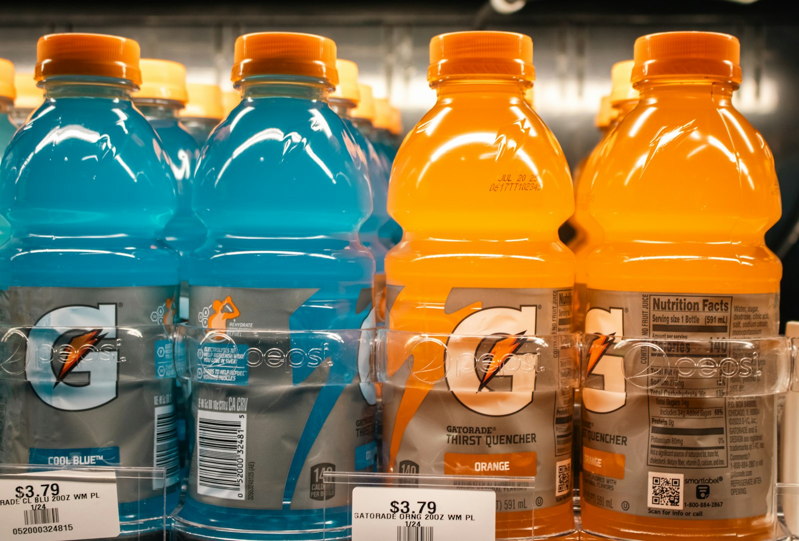 スポーツドリンクや経口補水液で塩分・電解質を補給する