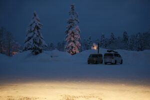 冬の夜、雪の中に停まる車中泊バン｜秋冬の車中泊サーフィンは防寒と電源が命