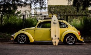 サーフィン中の車上荒らし対策｜海辺に停めたサーファーの車と貴重品の守り方