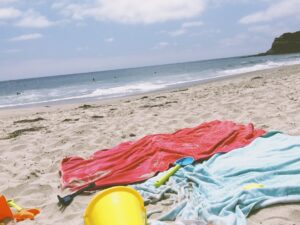サーフィン用の速乾タオルとビーチの夏のイメージ