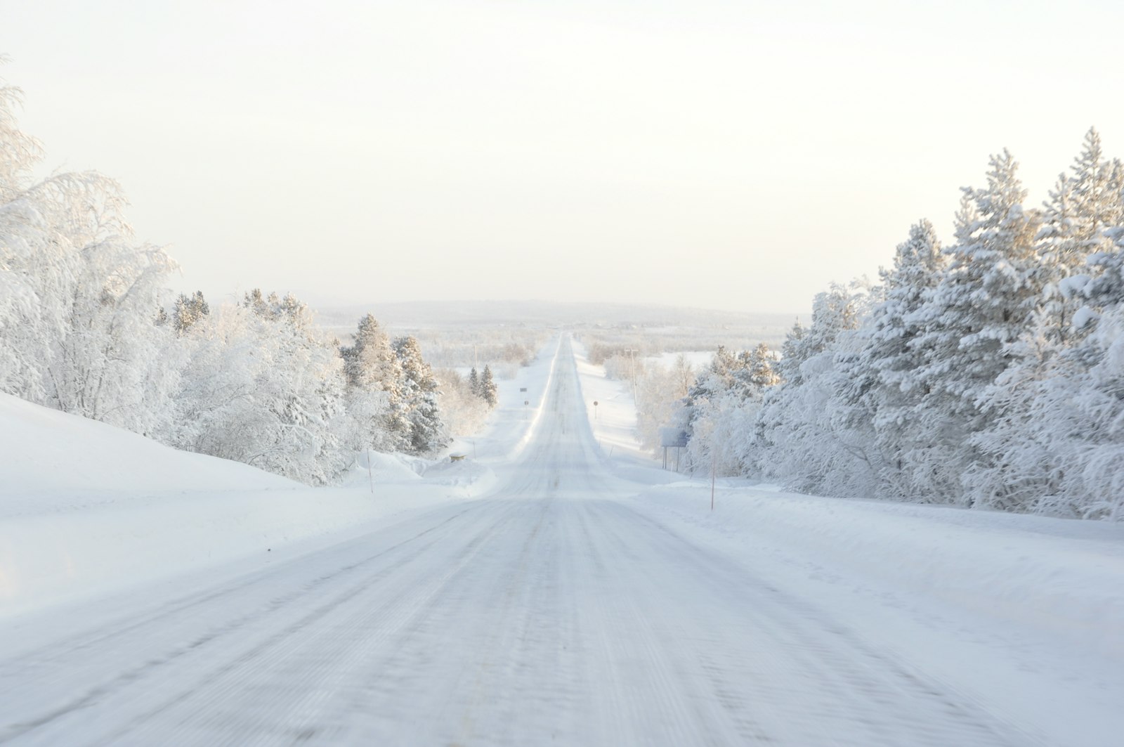 サーフトリップで越える雪の峠道｜スタッドレスが必要になる行き先の目安