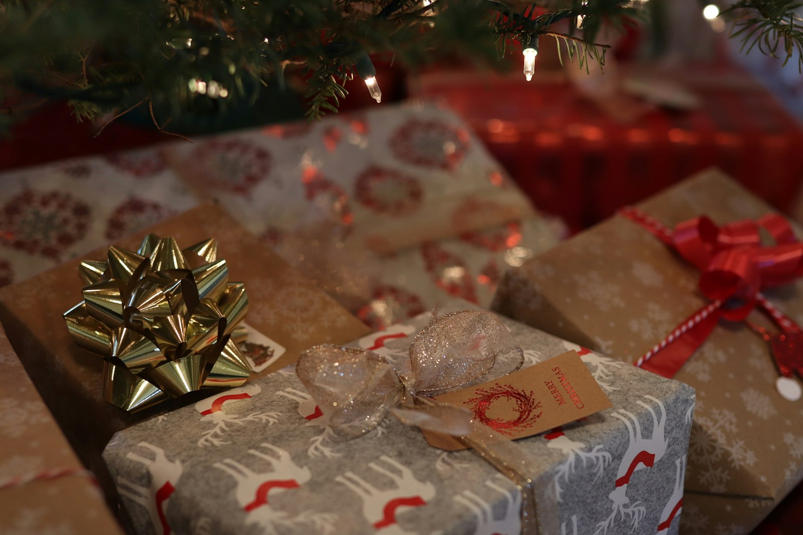 クラフト紙でラッピングされたクリスマスギフト。12月は注文期限と在庫切れの逆算が必要