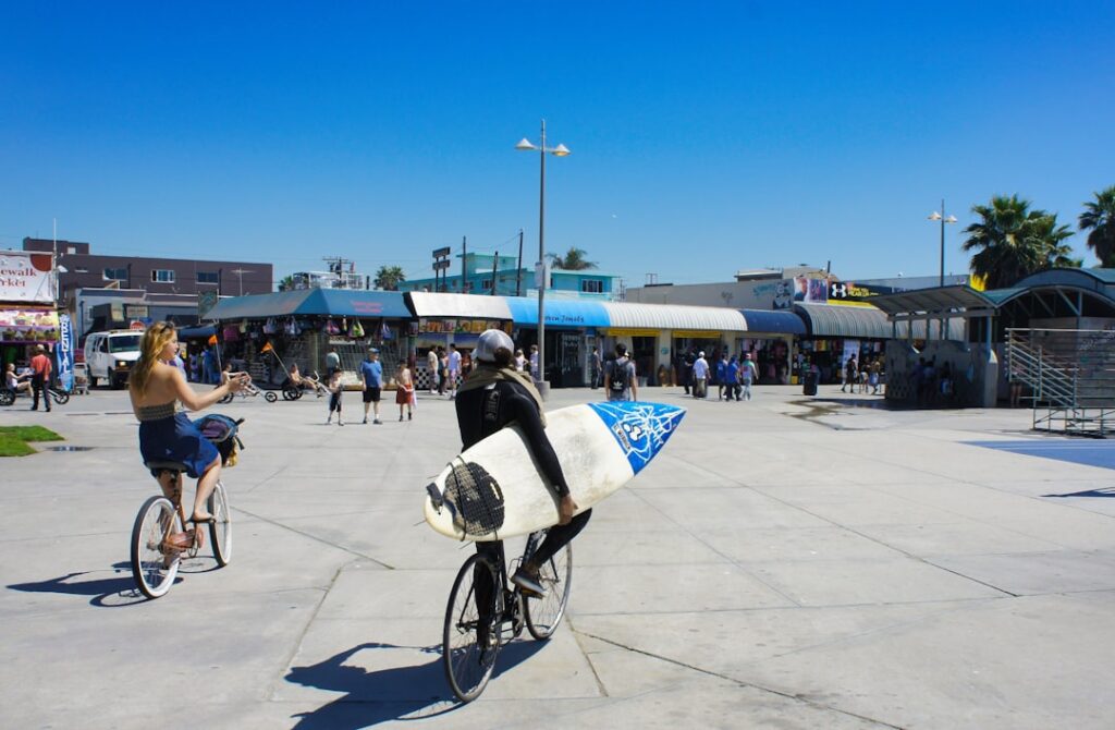 自転車にサーフボードを積んで海へ向かうサーファー