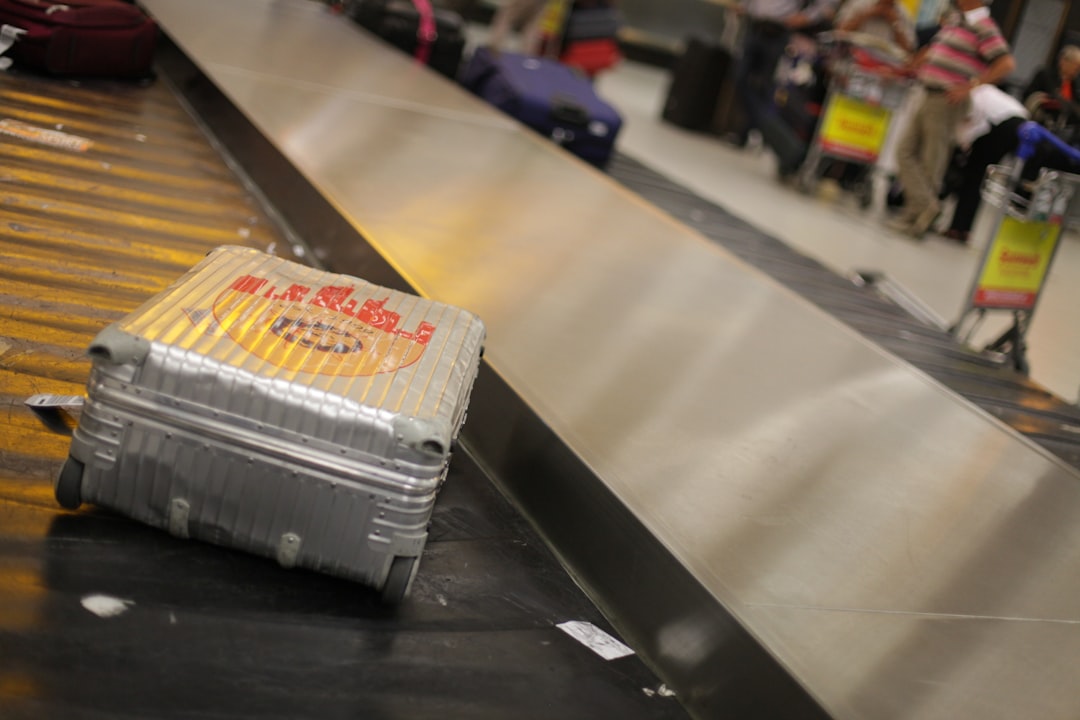 空港の手荷物受取所で破損チェックをするイメージ