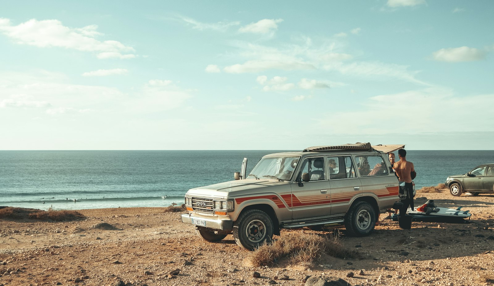 海辺に停めたSUV｜海帰りの塩害・砂対策メンテナンス
