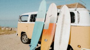 海辺のバンとサーフボード｜サーファーの車選び