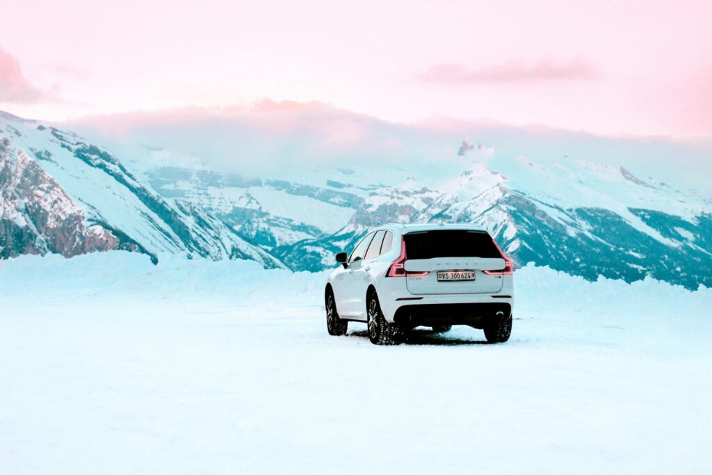 冬の雪道を走るサーファーの車｜スタッドレスタイヤで日本海・東北のサーフトリップへ