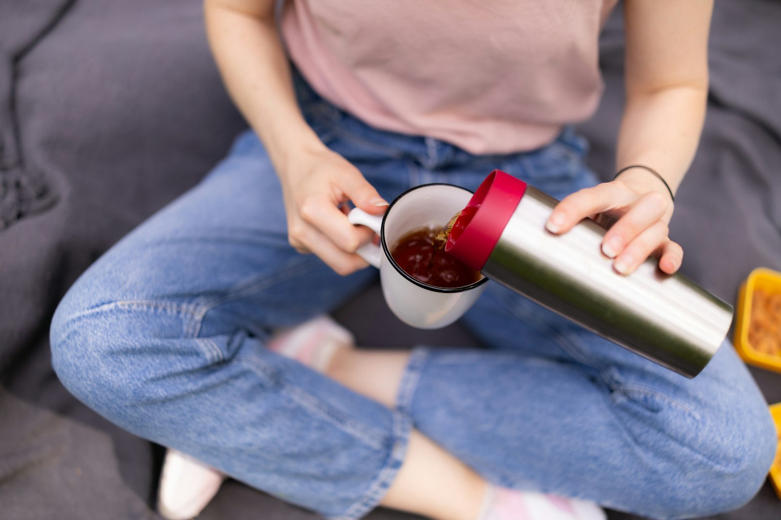 魔法瓶から温かい飲み物を注ぐ|海上がりの湯たんぽとお湯