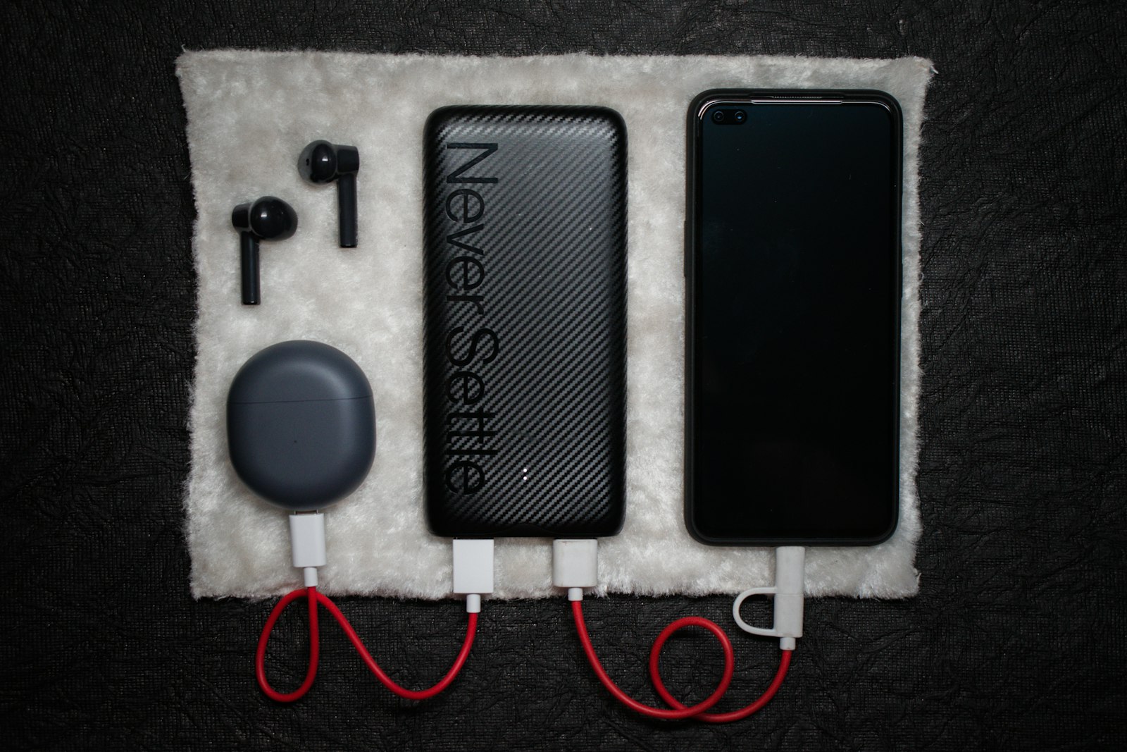 モバイルバッテリーとスマートフォン、USBケーブル