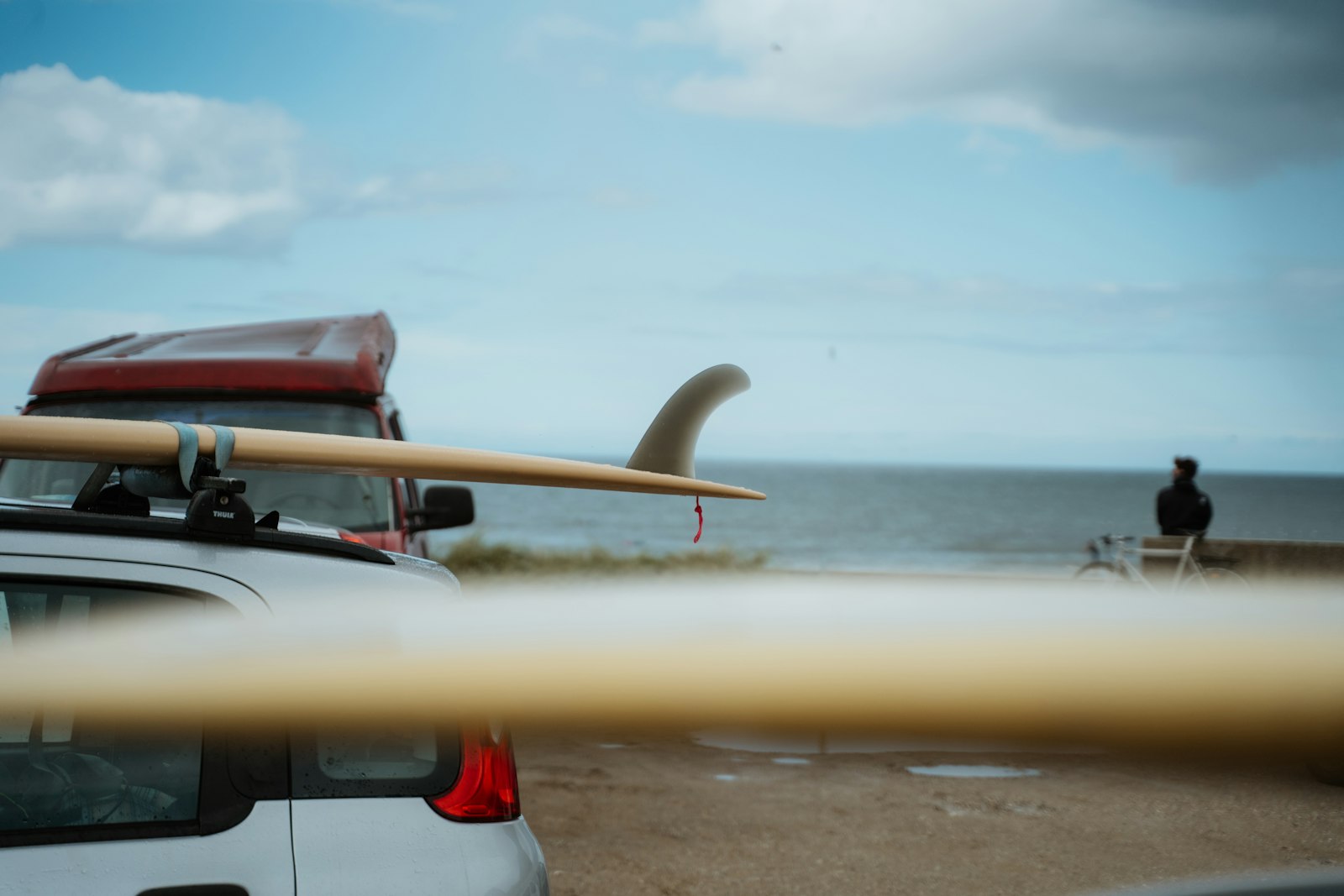 サーフボードを積んで海へ向かう車