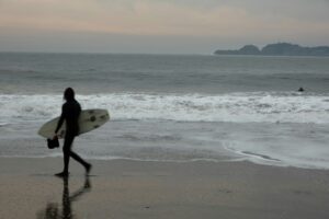 サーフログをつけて海に向かうサーファー