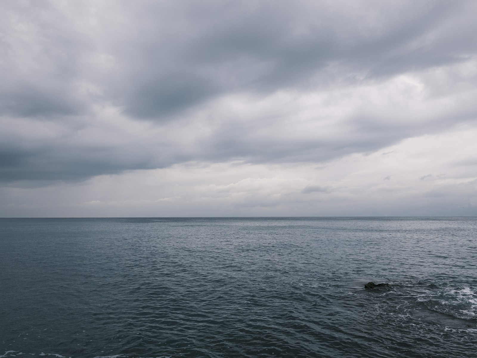 風で海面が乱れた短い周期の風波
