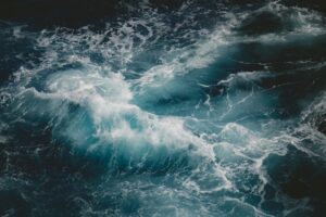 台風後の海に残る大きなうねり