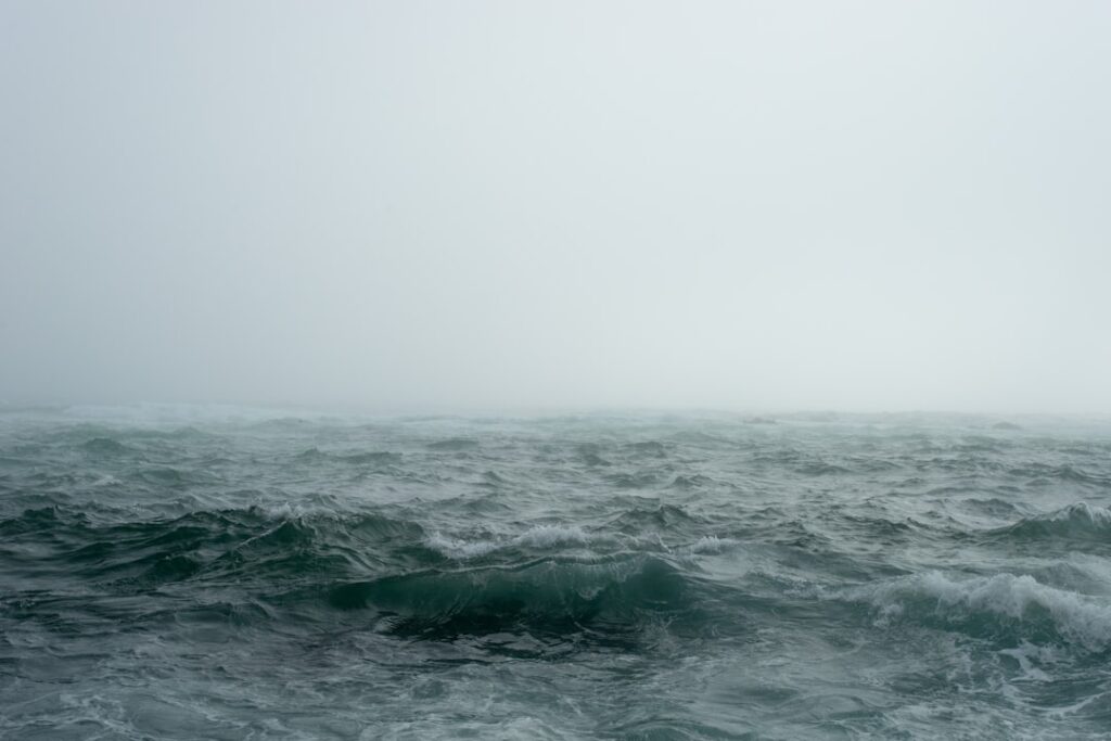 海上に発達した嵐の雲と荒れる海面。台風の進路予想を読み解くイメージ