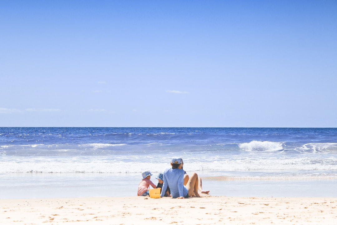 夏のビーチで海水浴を楽しむ人々｜海用帽子・ビーチハットのイメージ