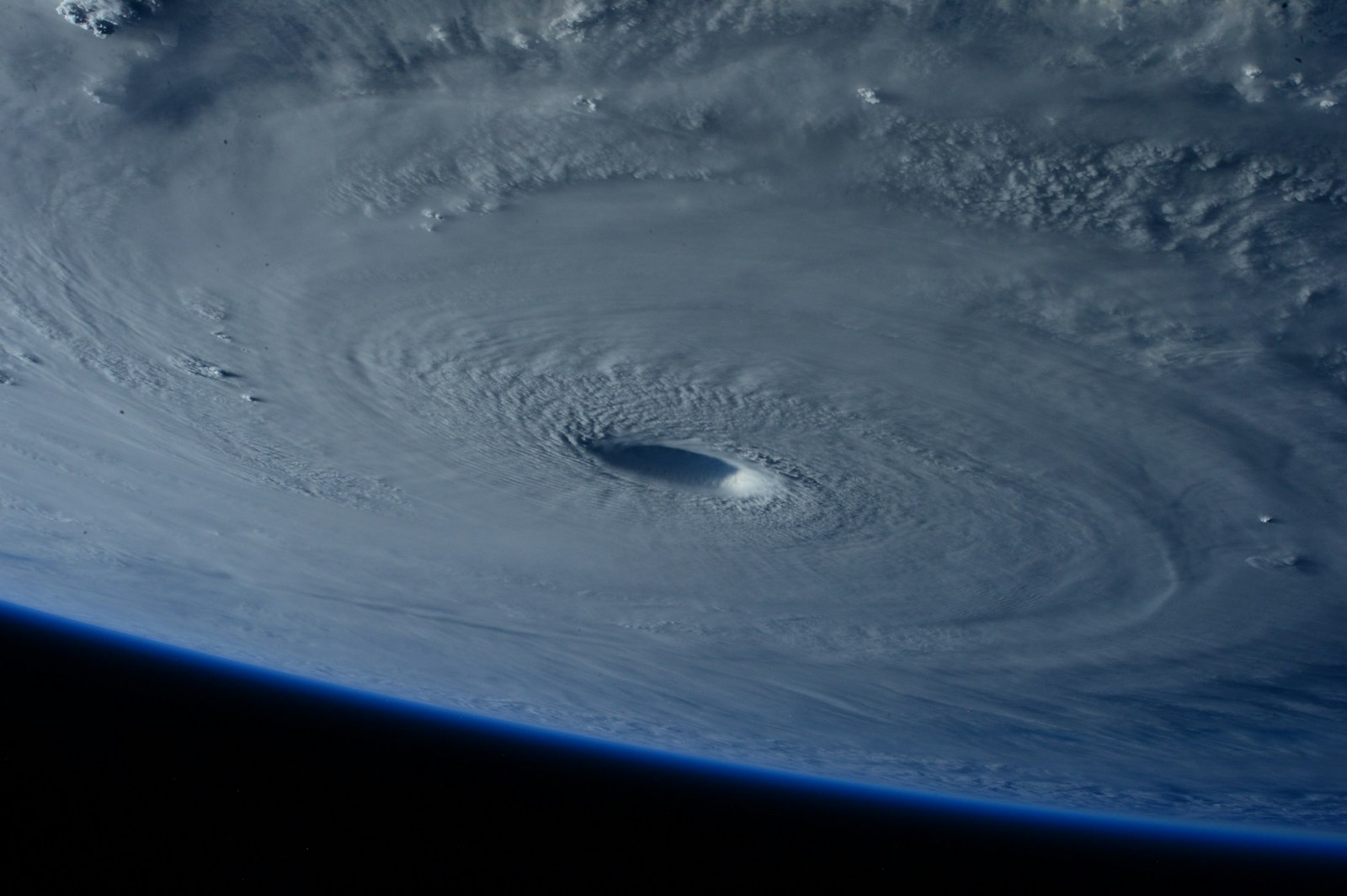 宇宙から見た台風の渦｜10月の台風発生傾向とエルニーニョ