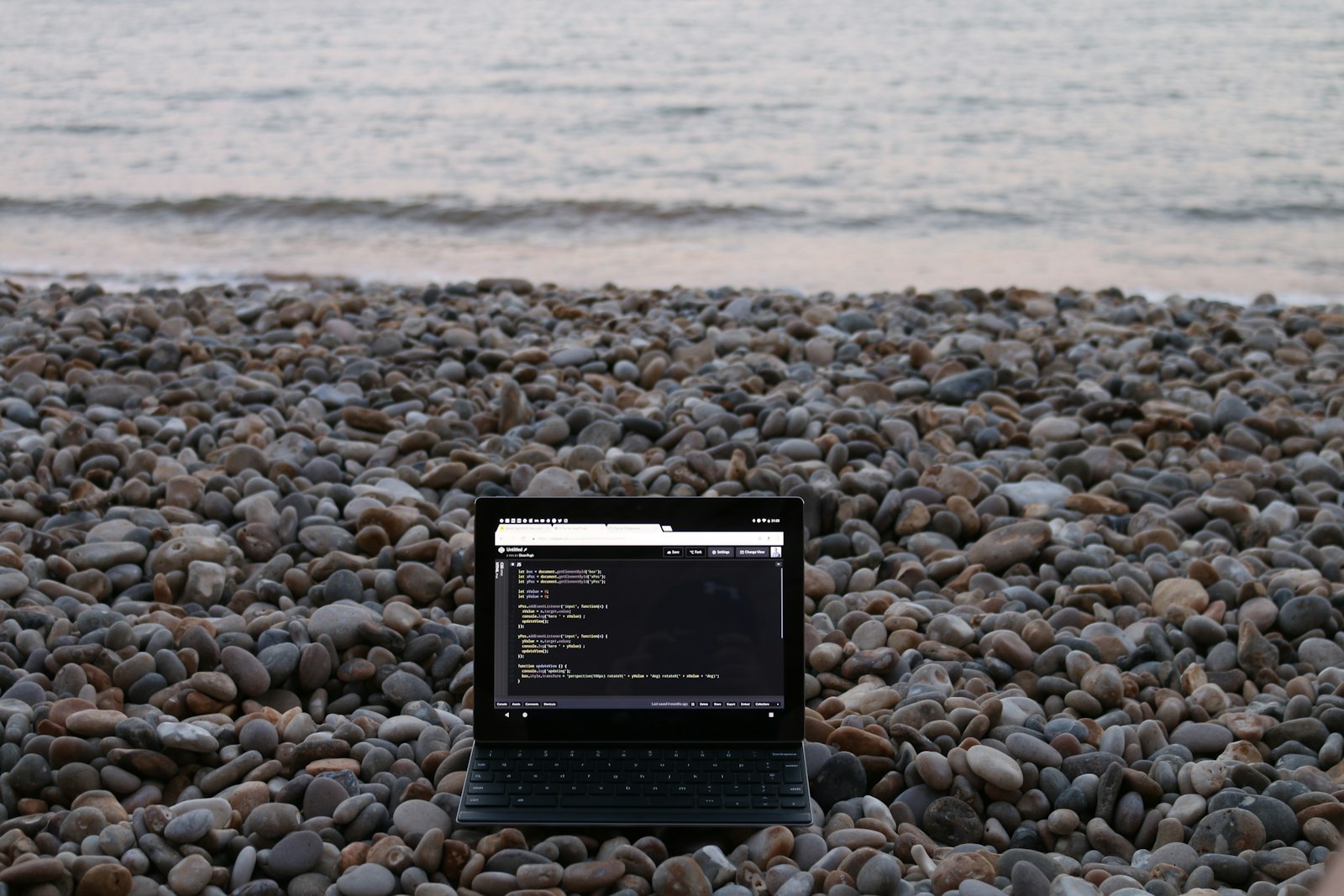 海辺でタブレットを見る様子｜波伝説・BCM・なみあるの料金と機能を比較