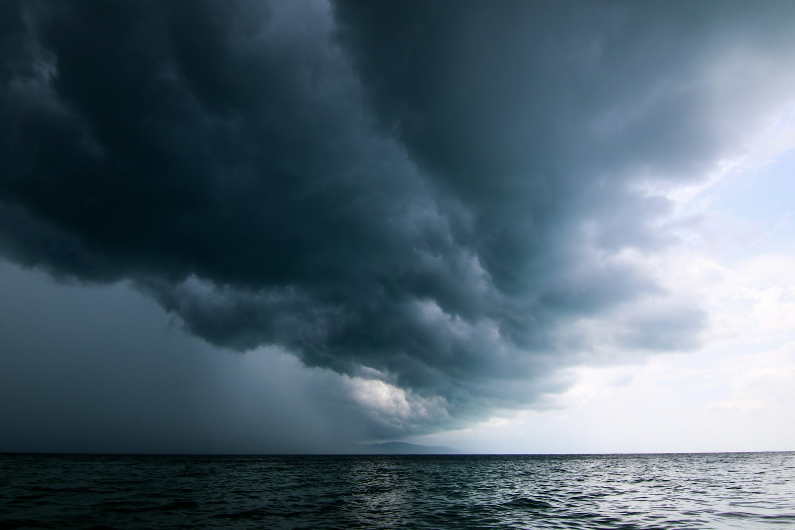 嵐の雲が近づく海｜台風シーズンは不確実性が高く有料の解説が効く