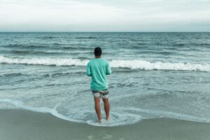 入水前に浜から波を観察するサーファー