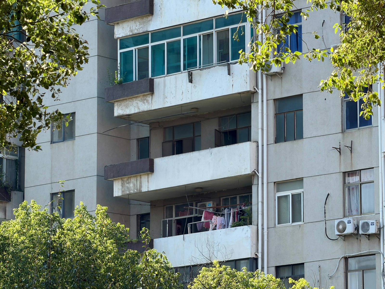 マンションのベランダで洗濯物を干す住環境のイメージ
